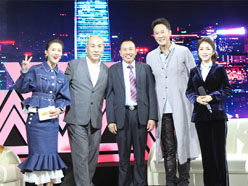 新望董事長(zhǎng)羅永輝與著名歌星劉尊老師、汪正正老師、郭津彤老師、主持人雅琪在北京電視臺(tái)錄制節(jié)目現(xiàn)場(chǎng)親切合影